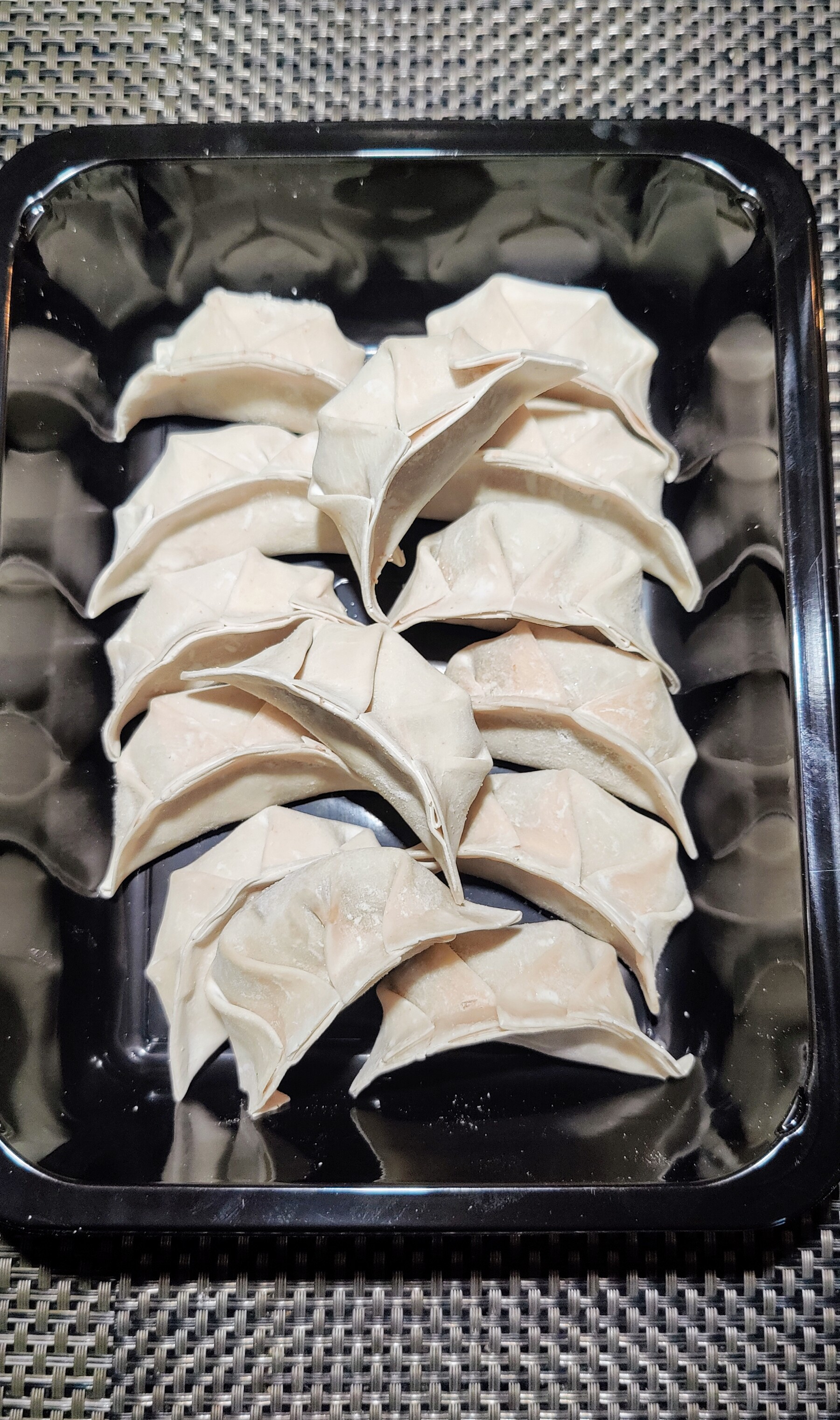 Šaldyti rankų darbo Gyoza koldūnai su žirnių baltymų ir lęšių įdaru, 300g